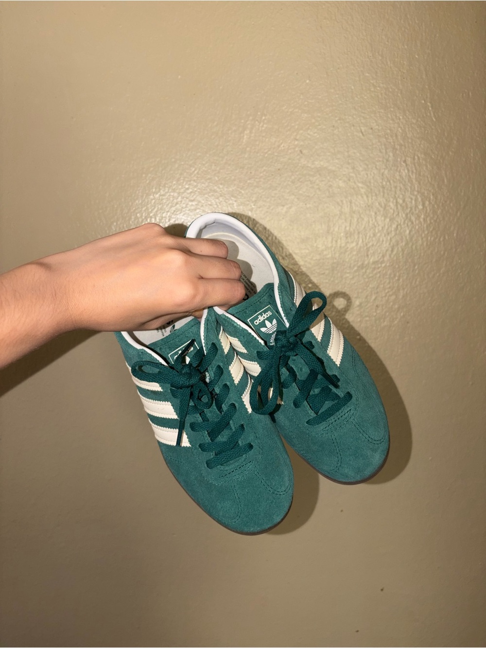 adidas Originals Gazelle Lo Pro sneakers in green and white - Picture 2 of 4